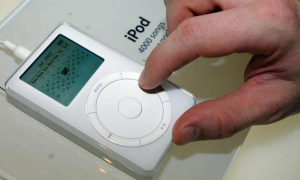 Năm 2003, iPod được xem như là một trung tâm đa phương tiện kỹ thuật số