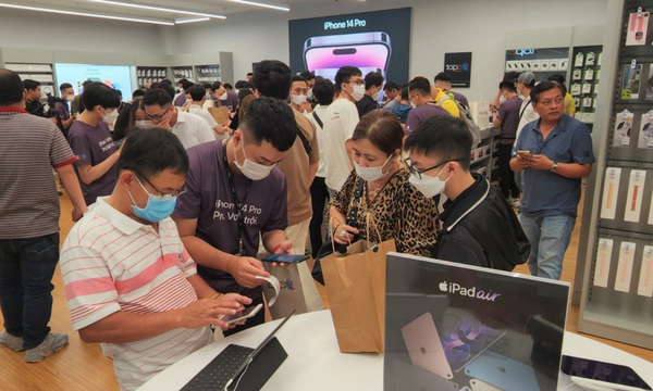 Người tiêu dùng Việt đổ xô mua iPhone tại một store của Việt Nam