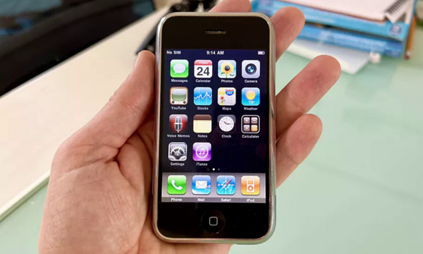 iPhone 2G là dòng điện thoại full cảm ứng đầu tiên thế giới