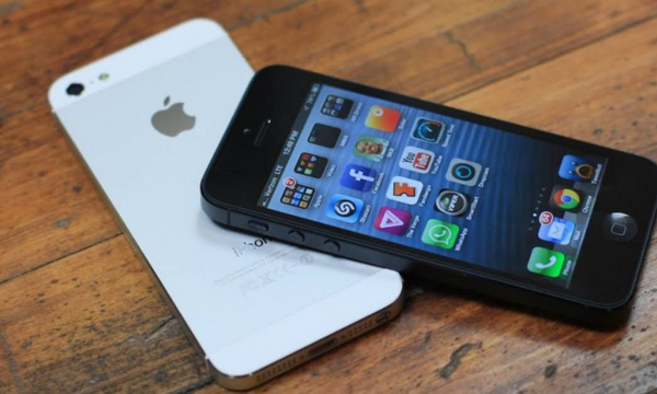 Từ iPhone 5 Apple đã thiết kế cổng Lightning nhỏ gọn hơn